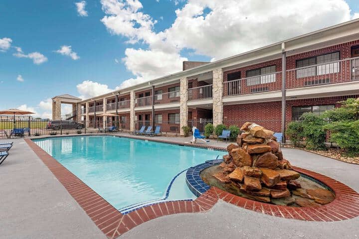 Pool 19 of 25